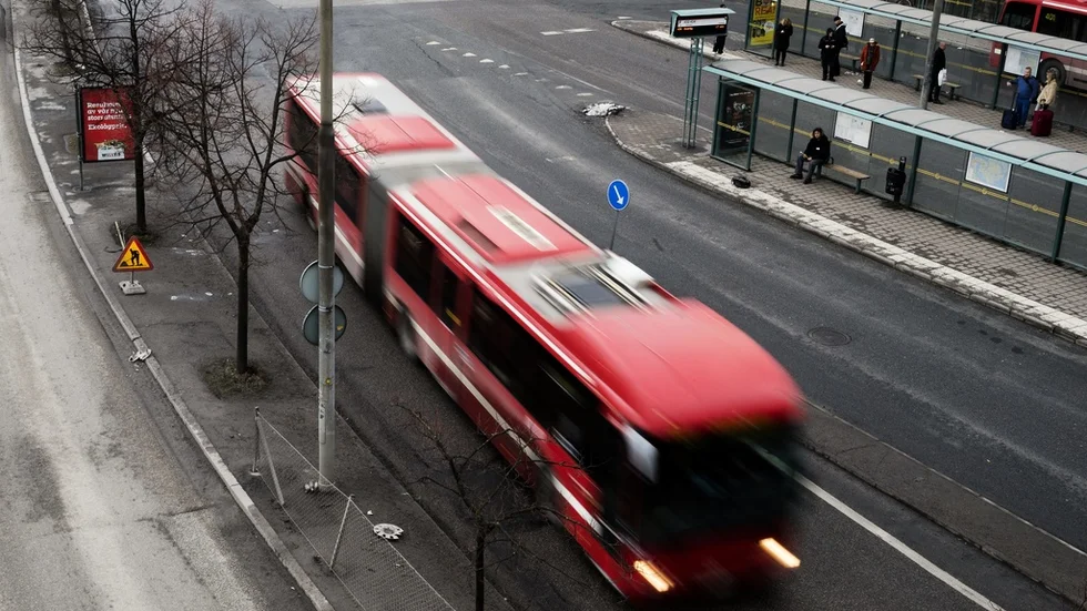 En busschaufför förlorade en tvist mot sin arbetsgivare och tvingas betala 334 400 kronor i rättegångskostnader.
