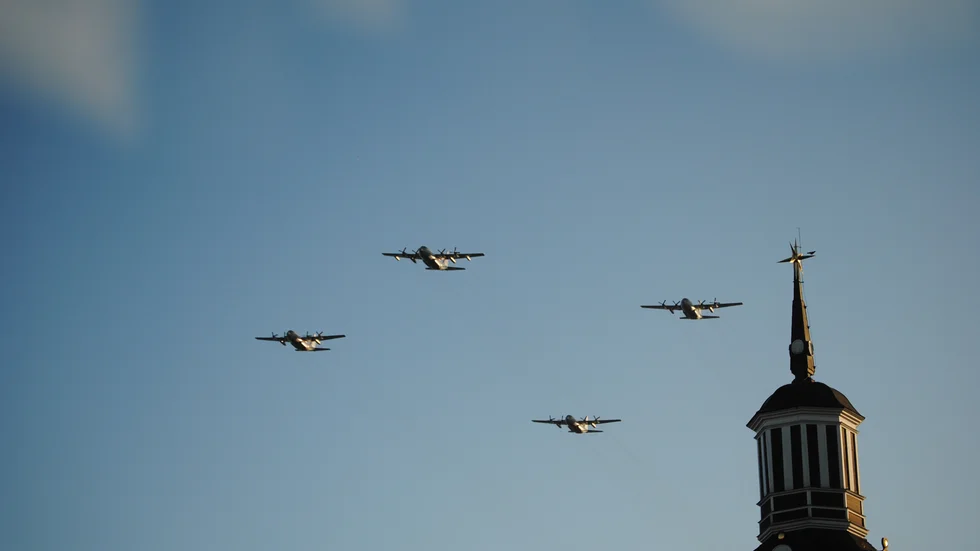 I solskenet kom flygplanen från Såtenäs, och här ses de tillsammans med tornet på St. Gertruds kyrka.