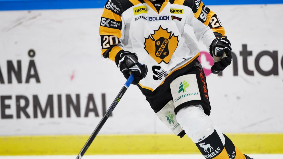 Skellefteås Simon Robertsson är en av sex spelare som får lämna JVM-truppen. Arkivbild.