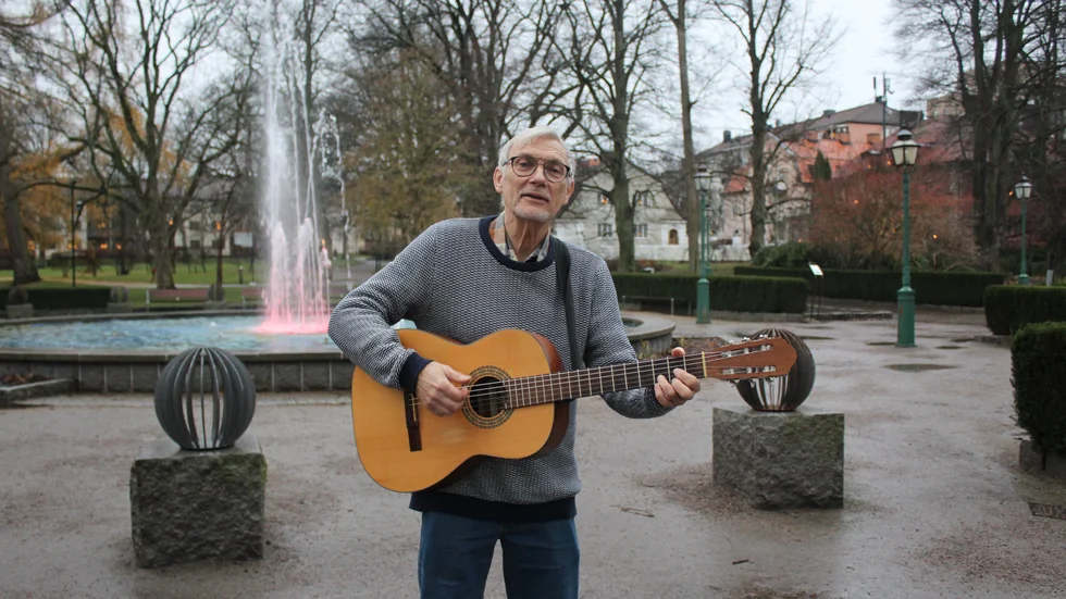 "Finns en trädgård i centrum, en stor grön oas. Om du söker ro, och en tryggare fas", sjunger trubaduren Kjell Barkman om Trädgårdsföreningen i sin egen låt "Linköping vår stad".
