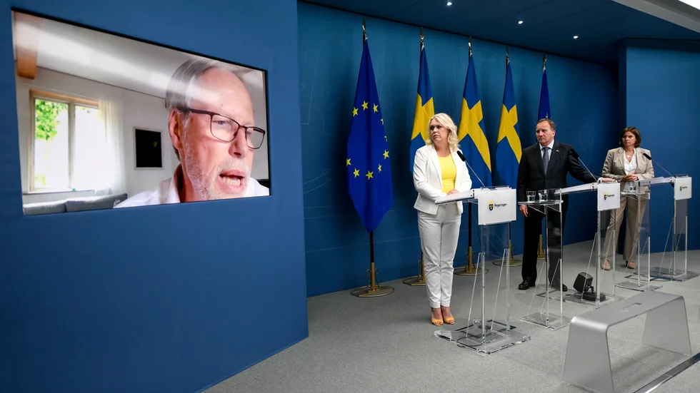 Så här såg det ut när regeringen presenterade Coronakommissionen i somras. Nu har det första delbetänkandet kommit – och regeringens insatser får hård kritik.