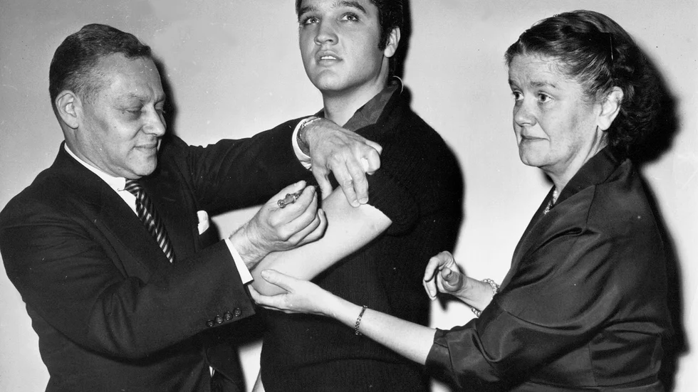 Elvis Presley vaccinerade sig för polio live i ett talkshowprogram 1956. Svenska kändisar borde göra samma sak. 