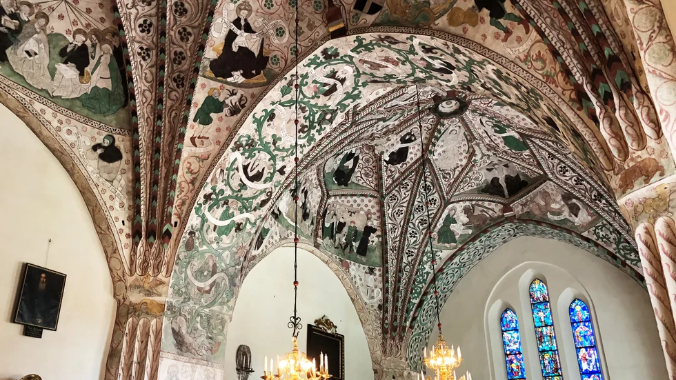 Måningarna i Kumla kyrka söder om Sala är gjorda av kyrkomålaren Albertus Pictor, även känd som Albert Målare.