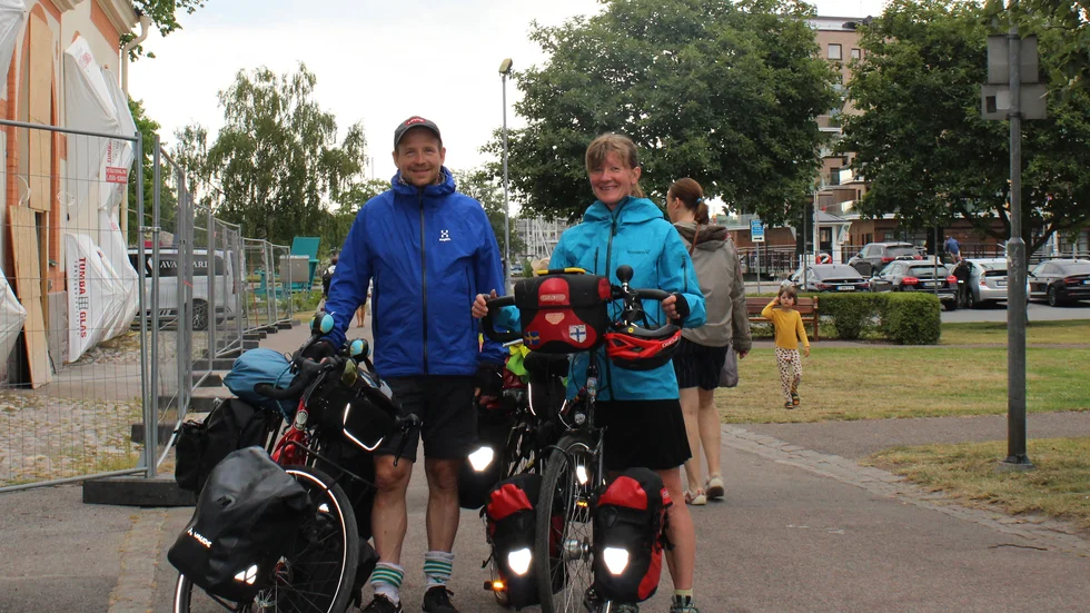 Joakim Öberg och Targa Aihio har tagit sig till Västervik på cykel. "Så vackert här", säger Targa Aihio. 
