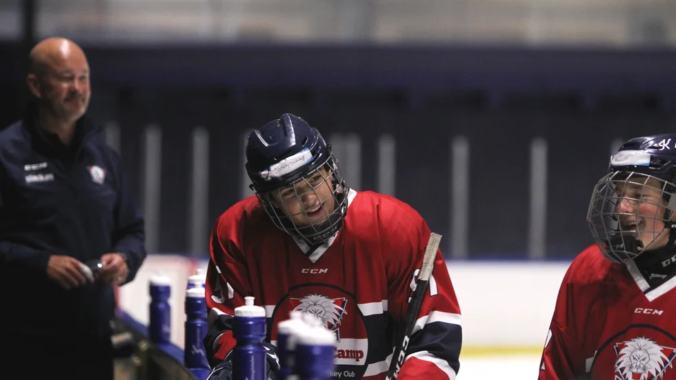 Jonathan Bjurströmer pustar ut efter ännu ett träningspass i LHC:s Hockey Camp. Upp till tre ispass om dagen gör att det ibland är lite segt i benen, berättar han. 