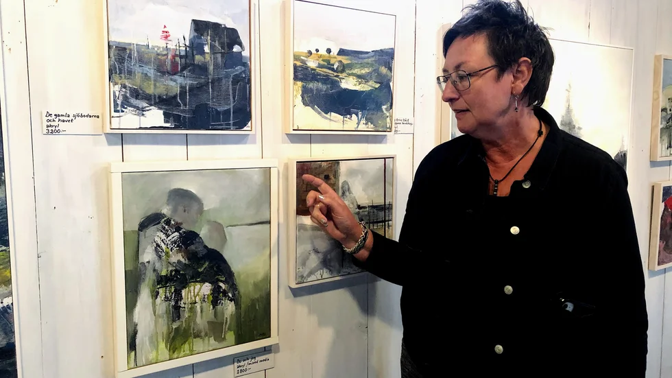 Maria Rask Grau målar alltmer i akryl. På målningen längst ned till vänster, "Du och jag", syns ett par, men vissa betraktare ser även en fågel, berättar Maria Rask Grau.