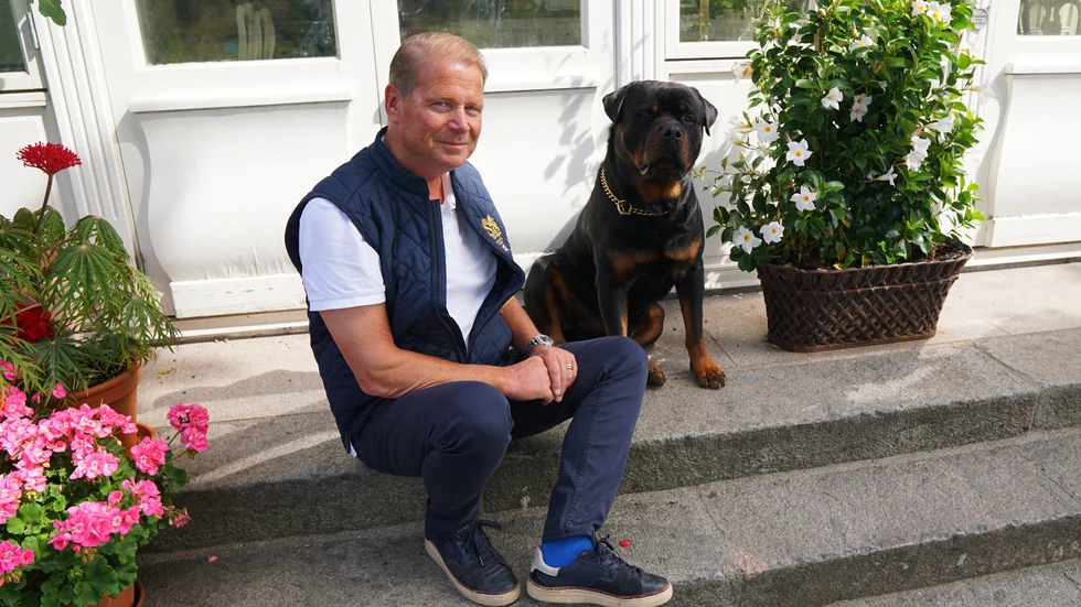 Harald Hjalmarsson, hemma på farstutrappan i Tindered, tillsammans med rottweilern Zack.