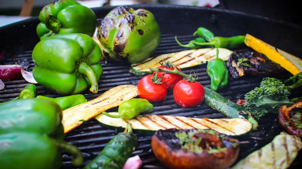 Varför inte satsa på grönsaker på grillen? Passar såväl veganer som alla andra.