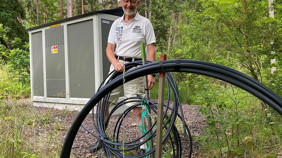 Föreningens projektledare Carl-Ola Cademark vid skarvstället vid Grönkulla. Över 20 kilometer fiberrör finns redan klara i området.
