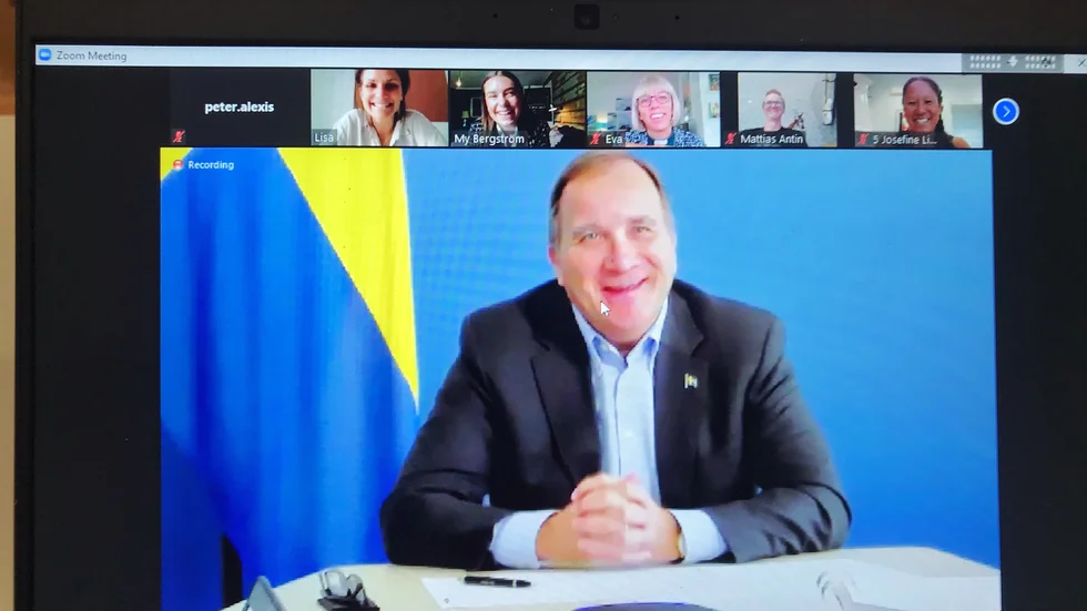 Statsminister Stefan Löfven (S) vill gärna se fler initiativ där medborgare hjälper varandra under pandemin. Under onsdagen träffade han flera sörmlänningar på länk som gjort insatser under coronakrisen. "Det gäller att hålla ut", sa han.