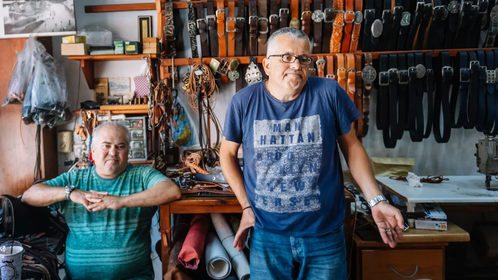 Vasilis och Nikos Kougioumtzoglou driver en läderverkstad och butik i Rhodos stad. Sedan den grekiska semesterön öppnade för internationella direktflyg för ett par dagar sedan har de haft två kunder, som köpte sandaler.