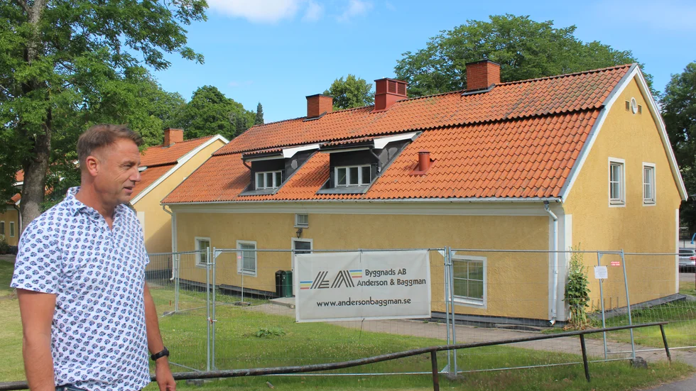 Vallonbygdens fastighetschef Patrick Eriksson vid Bruksgatan, där det byggs nya lägenheter.