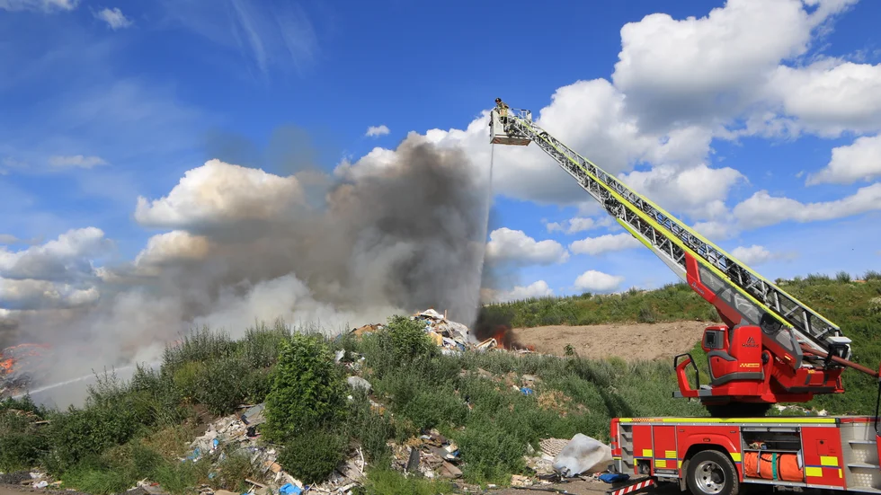 Ett stort antal brandmän kämpade mot branden på Hovgårdens avfallsanläggning under fredagseftermiddagen-
