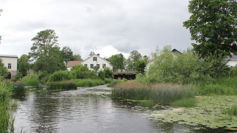 Strömsbergs bruk var en del av den svenska metallindustrin fram till 1900-talet. Den 20 och 21 juli mellan klockan 11 och 15 arrangeras här för tredje året i rad dansprojektet "Danser för bruket".