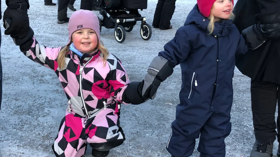 Kusinerna Lilly och Alice Westman, 5 år respektive 3 år, var taggade inför dansen runt granen. 