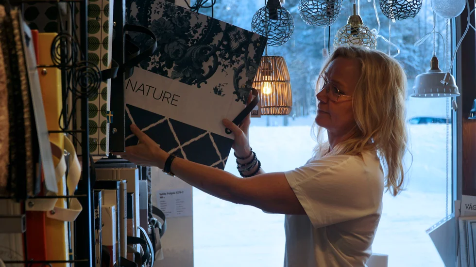 Tapeter, lampor, sängar, mattor, soffor, köksbord, för att nämna en del av vad Martins möbler pysslar med. Anette Lundström gillar mångsidigheten i sitt jobb.