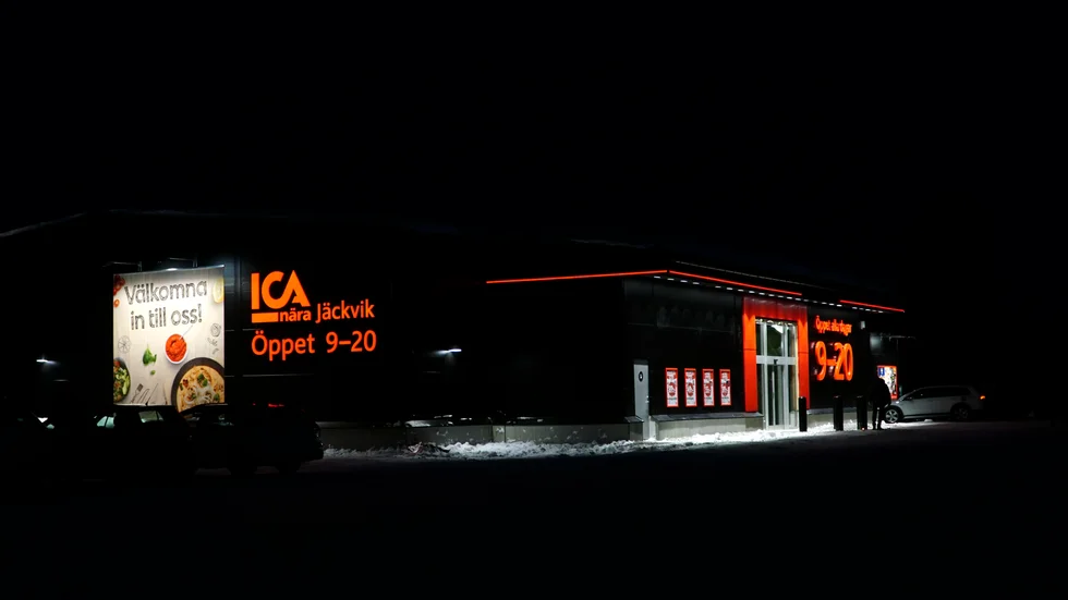 Som en fyr i den fjällnära skärgården, lyser Ica nära Jäckvik upp vid Silvervägen. 
