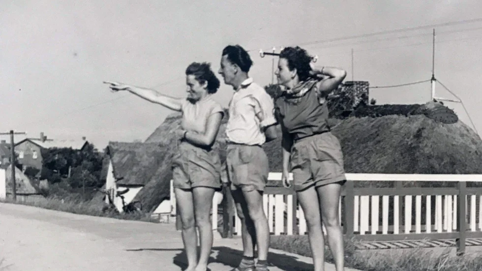 1950-talets äventyr. Emil Preusse spanar ut över något okänt, kvinnan till vänster är hon som kom att bli hans fru, Margit.