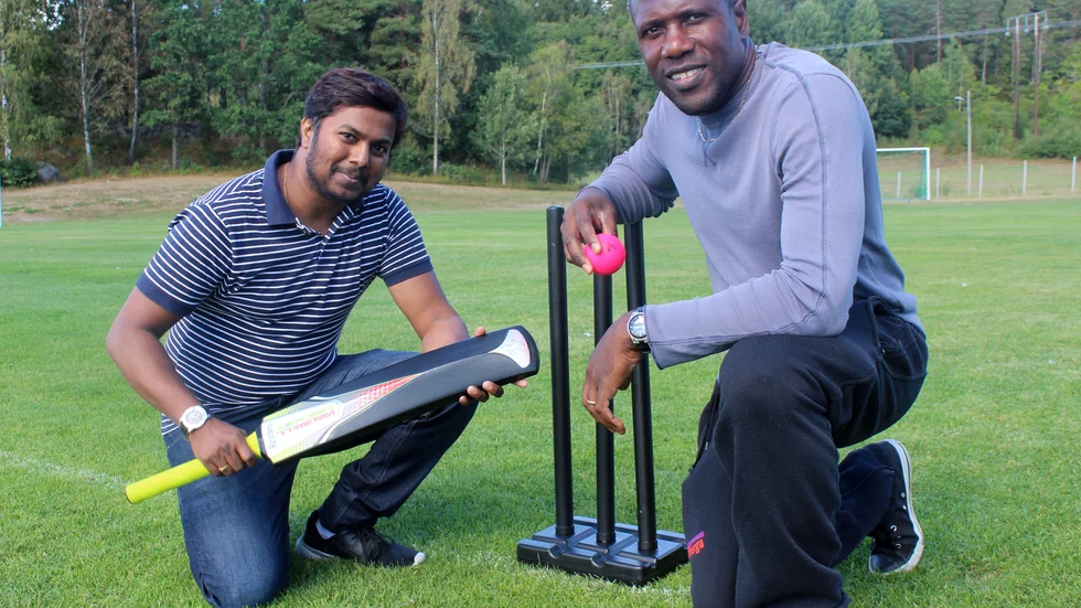 Leavon Galloway, till höger, berättar om hur läget ser ut för cricketföreningen Gunners i Finspång.