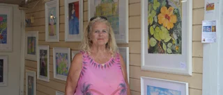 Gunilla ställer ut akvarelltavlor i trädgårdsgalleri