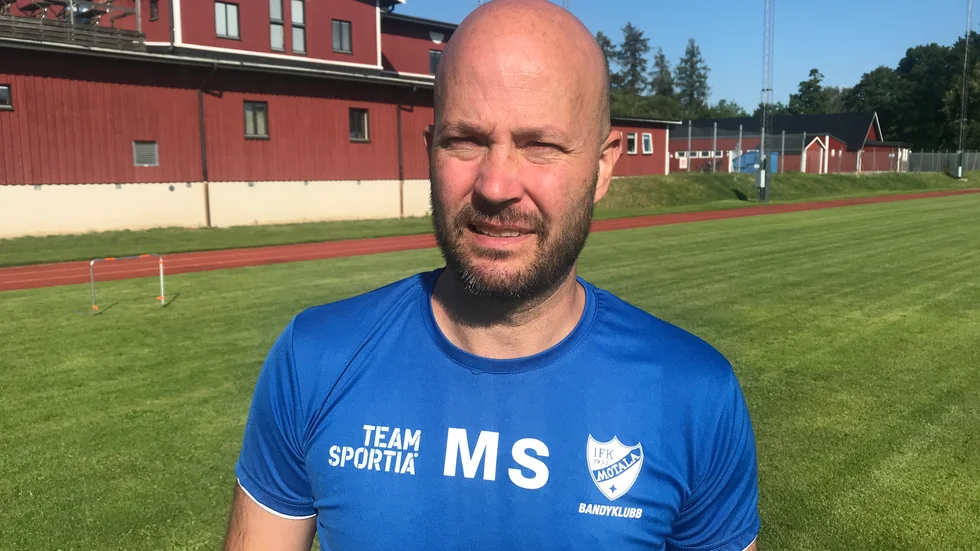 Femte säsongen som A-lagstränare och Mattias Sjöholm är inte mätt på bandy. "En komplex sport", säger han.