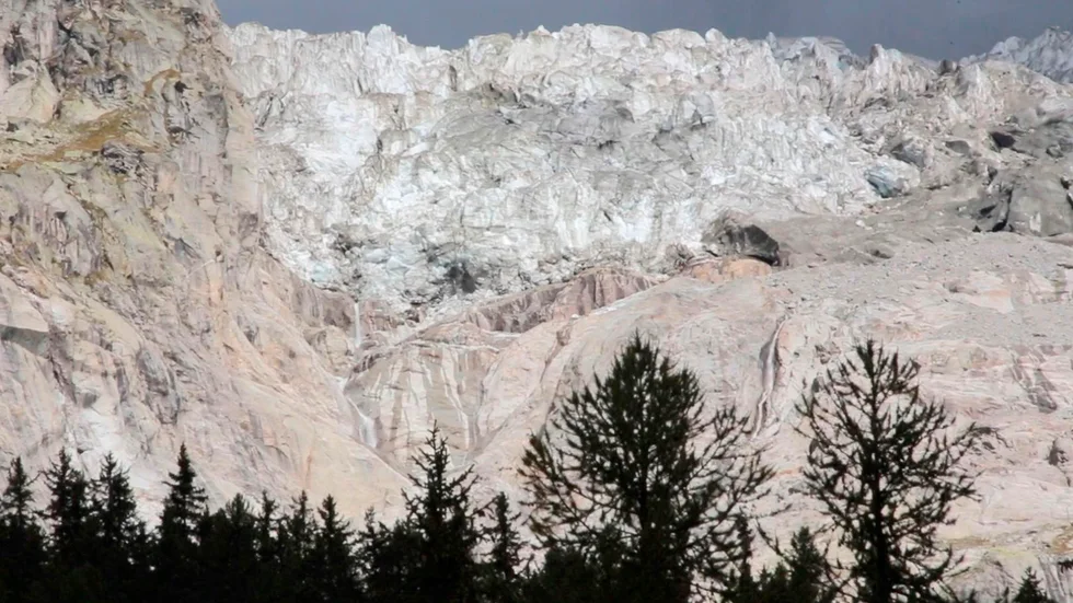 Ett enormt isblock från glaciären Planpincieux på Mont Blancmassivet riskerar att kollapsa.