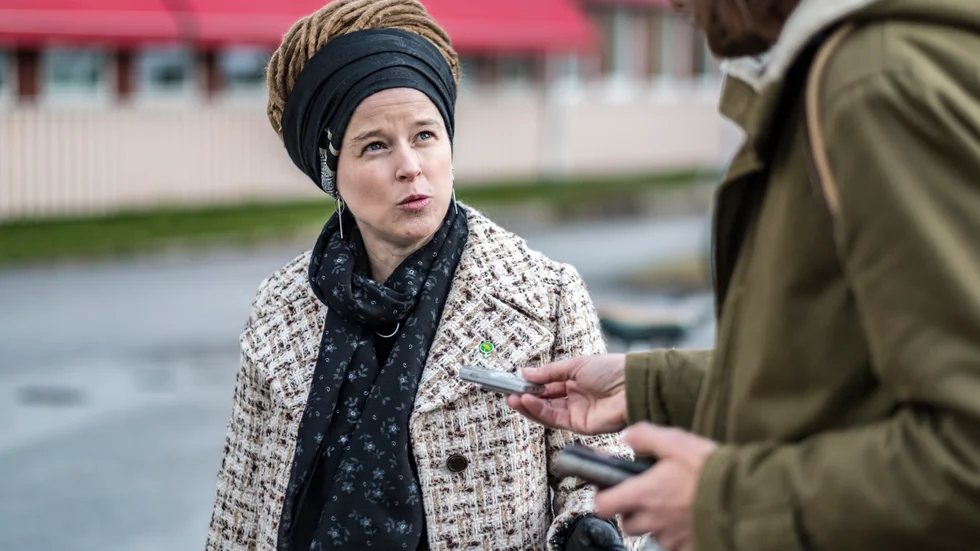 Kulturminister Amanda Lind(MP) har inga som helst planer på att avgå, tvärtom. Bilden är från ett besök i Luleå.