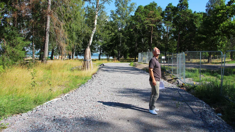 Hyresbostäders marknadschef Lars Löfgren berättar att de har över 8000 i sin bostadskö. På bilden står han vid området vid Slipen där det ska byggas två femvåningshus.