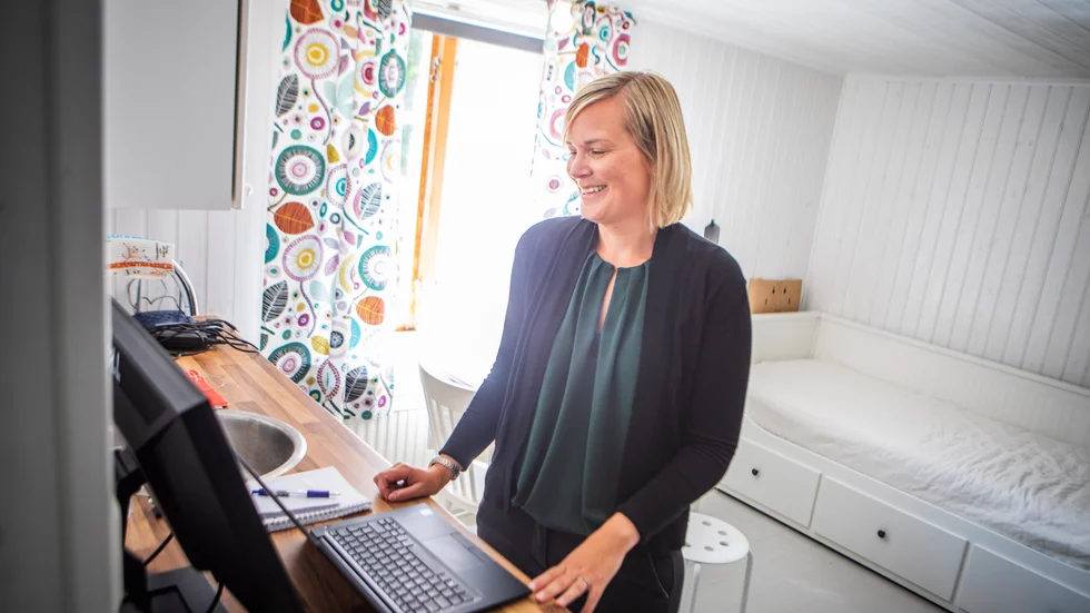 Förra veckan kom Folkhälsomyndigheten med rekommendationen att fortsätta arbete hemma även under hösten. För Suzanne Barton innebär det att arbetsplatsen i gäststugan blir kvar ett tag till.