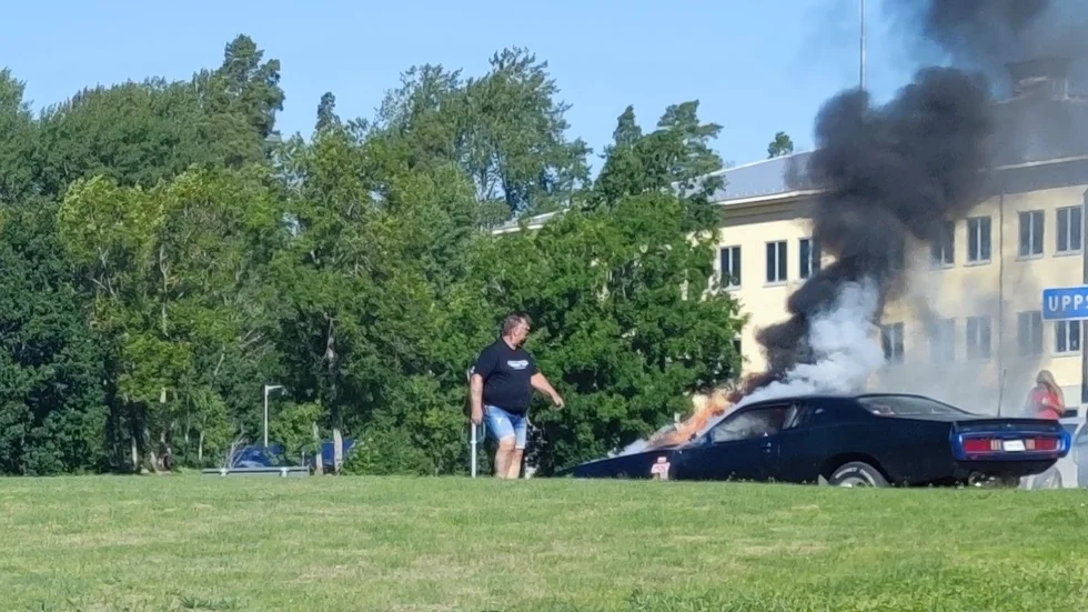 En personbil började brinna på Kilenvägen i Strängnäs, bara några hundra meter från brandstationen.
