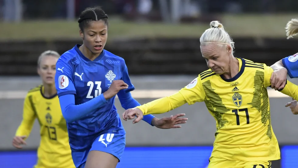 Sverige hade dålig koll på Islands Sveindís Jane Jónsdóttir, här i kamp med Caroline Seger, inför gruppfinalen mot Island.