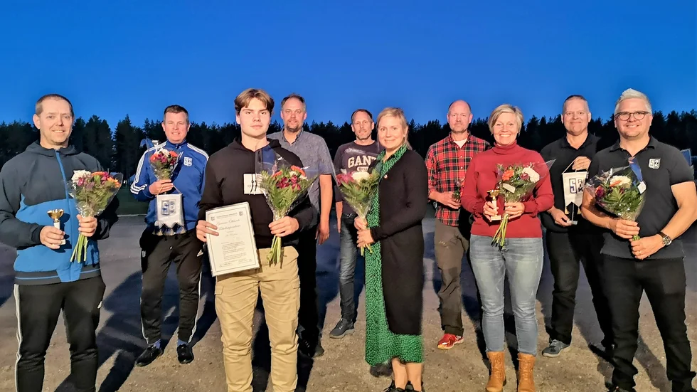 Pristagare vid SAIK:s årsmöte, från vänster: Jonas Löfgren mottog pris åt sig själv och dottern Ida Löfgren, Rikard Nilsson, Theo Wikström, Mattias Eman, Fredrik Jonsson, Linda Wikström, Jonas Nilsson, Victoria Wirtala mottog pris till sonen Joseph Wirtala, Ove Bryggman, Stefan Wikström
