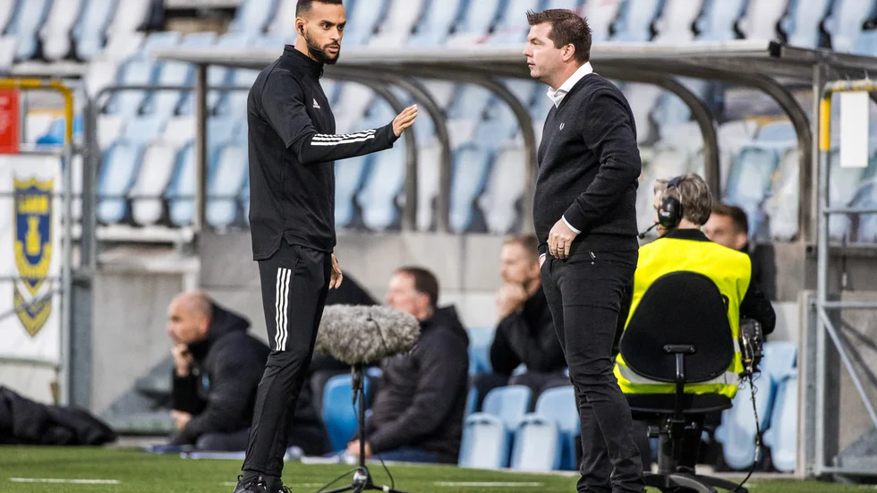 Upprört. Jens Gustafsson tyckte att Ola Toivonens armbåge skulle renderat i ett rött kort. 