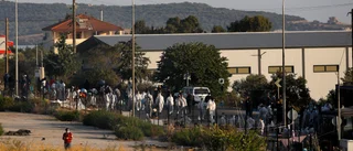 Polis flyttar migranter till nytt Lesbosläger