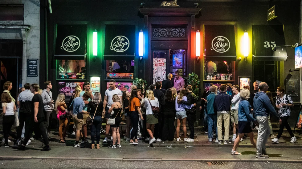 Kön ringlar sig lång utanför Ibiza Beach Bar i centrala Köpenhamn under en varm kväll i slutet av augusti. Arkivbild.