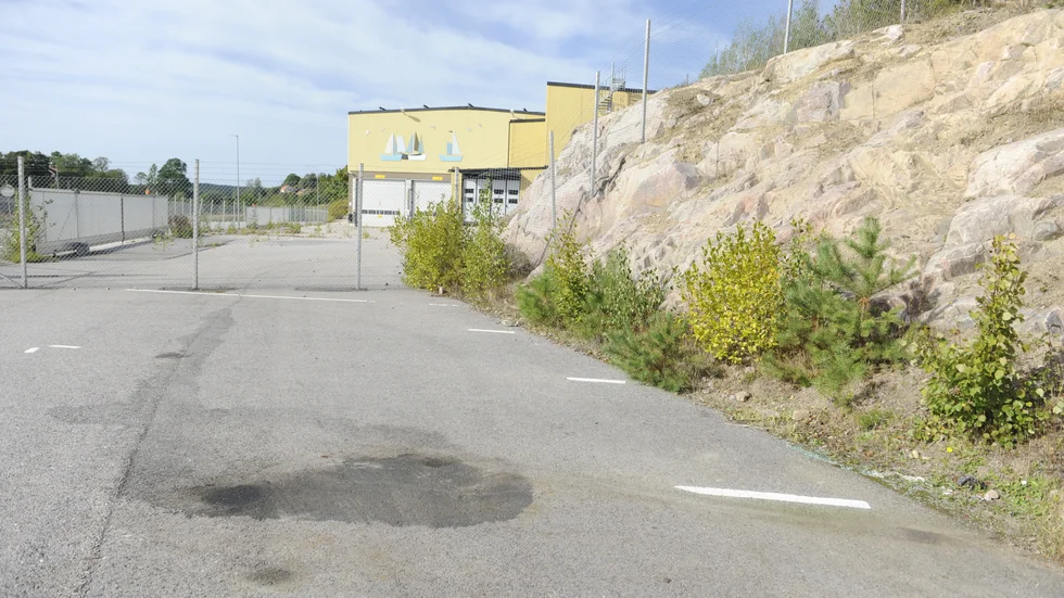Bilarna som har stått på Akzo nobels personalparkeringar i Gamleby forslades bort på onsdagskvällen.