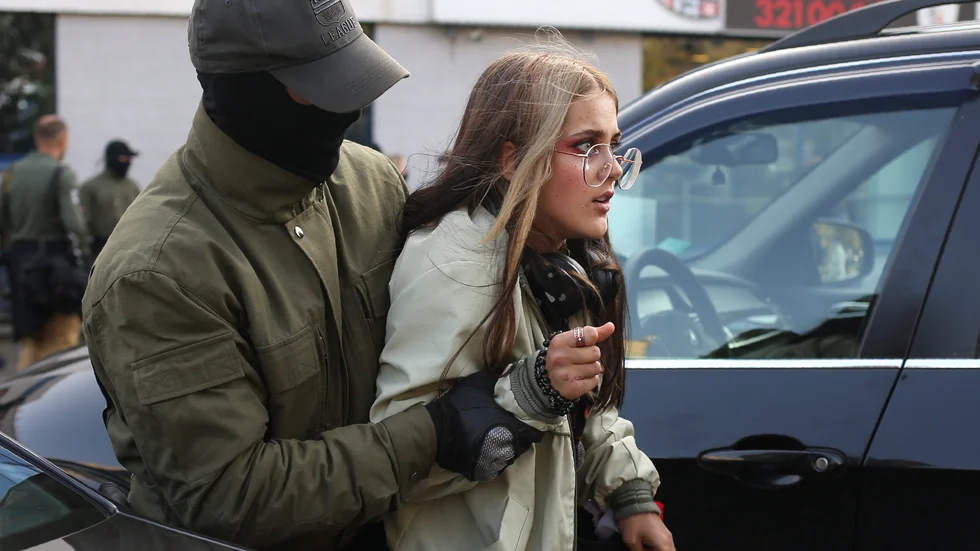 En av de helmaskerade poliser som grep deltagare i lördagens demonstration i Minsk, Belarus.