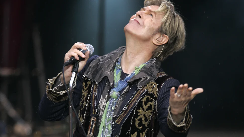David Bowie under en konsert i Oslo år 2004. Foton på artistens turnéer under 70-talet visas snart på ett museum i Brighton. Arkivbild.