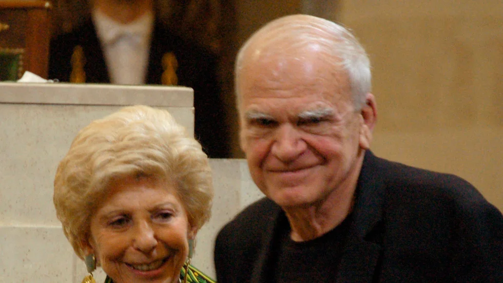 Milan Kundera (höger i bild) har tilldelats Franz Kafka-priset 2020. Arkivbild.