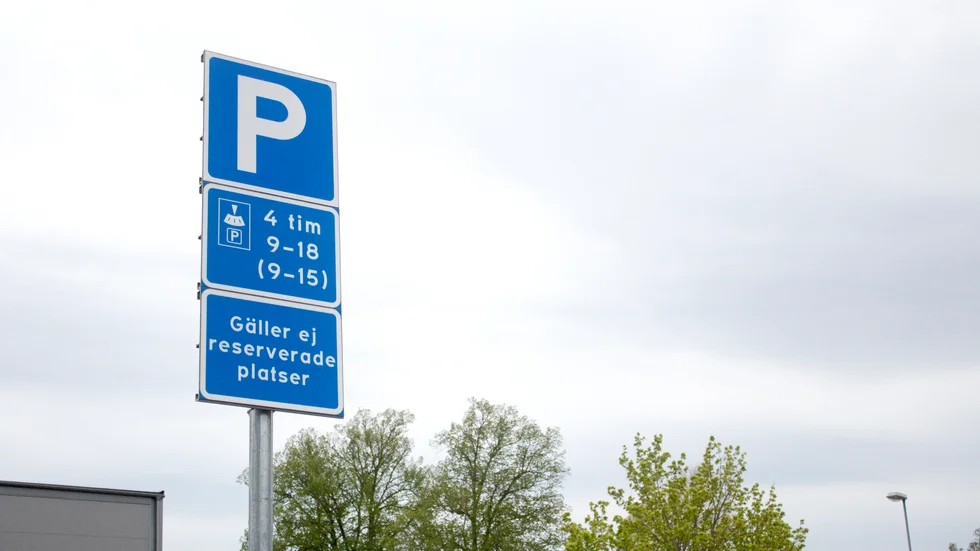 Antalet parkeringsplatser i Fanna är på en rimlig nivå enligt kommunens beräkningar.