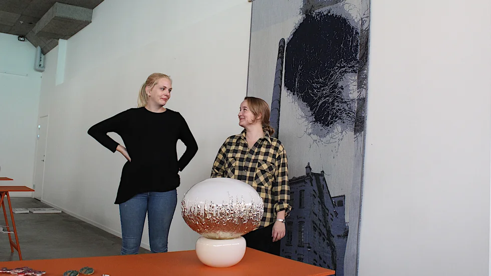 Kristin Larsson och Disa Bennich arrangerar utställningen "Svälla – Konsthantverk här & nu" som öppnar i dag på Olai Kyrkogata 32 i Norrköping. I förgrunden Larssons skulptur i glas och tenn.