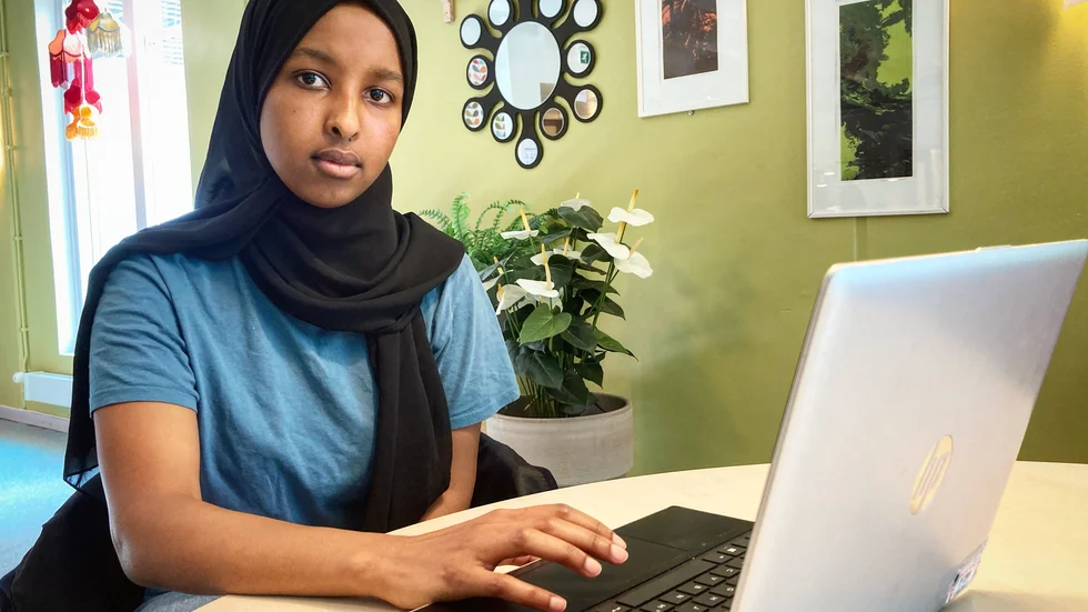 Aisha Elmi är ordförande i elevrådet på Högbergsskolan. Hon har märkt att det finns en oro bland eleverna kring förändringarna i hur skolmaten kommer tillagas. 