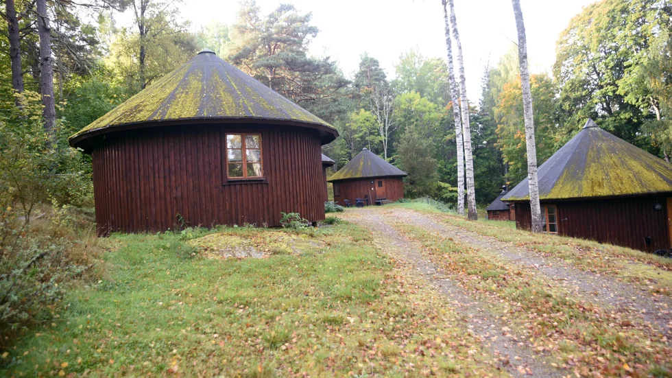 Kommunstyrelsen har beslutat att köpa Lotorps stugby med både stugor och mark. Prislappen ligger på 2,2 miljoner kronor.