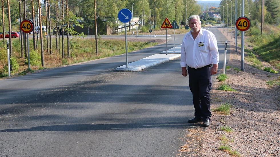 Vid Hagadalsinfarten är det rätt, konstaterar taxiföraren Bosse Elvirsson. Men för bilister som kör in till Hultsfred den här vägen är det 40 som gäller i hela samhället. 