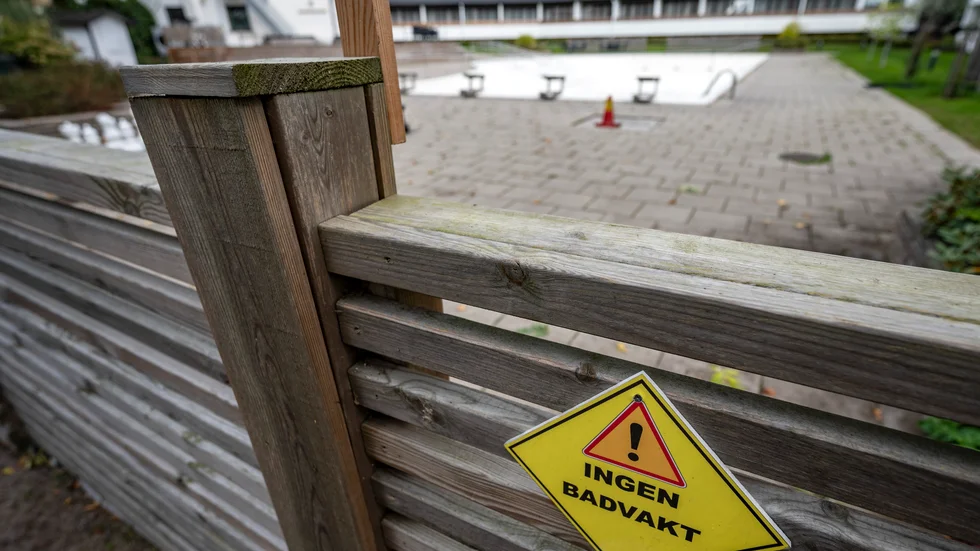 Hörbys kommundirektör har bekräftat att det förekom olämpligt beteende i samband med poolbad på en kommunal konferens, men ansåg att det kan förklaras med bristande omdöme. Nu har hon arbetsbefriats. Arkivbild.