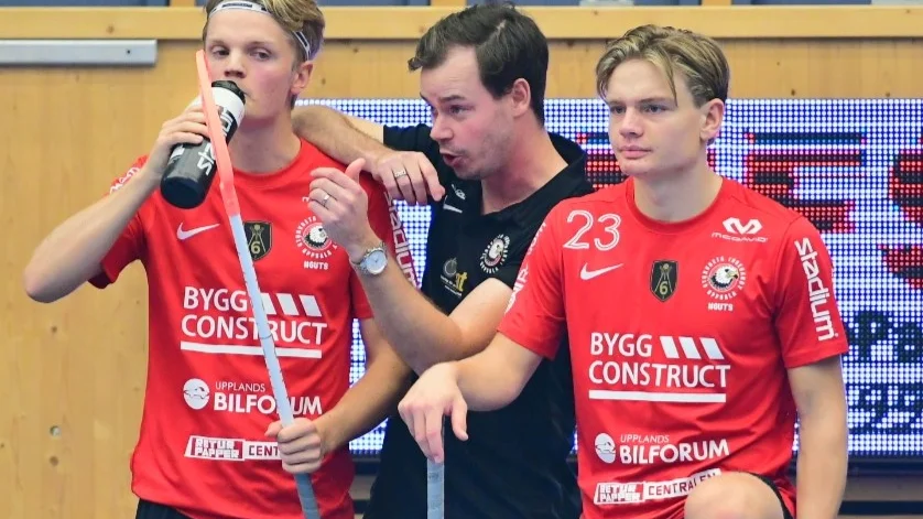 Storvretatränaren Oscar Lundin pratar med Filip Eriksson och Hampus Ahrén under derbyt mot Sirus.