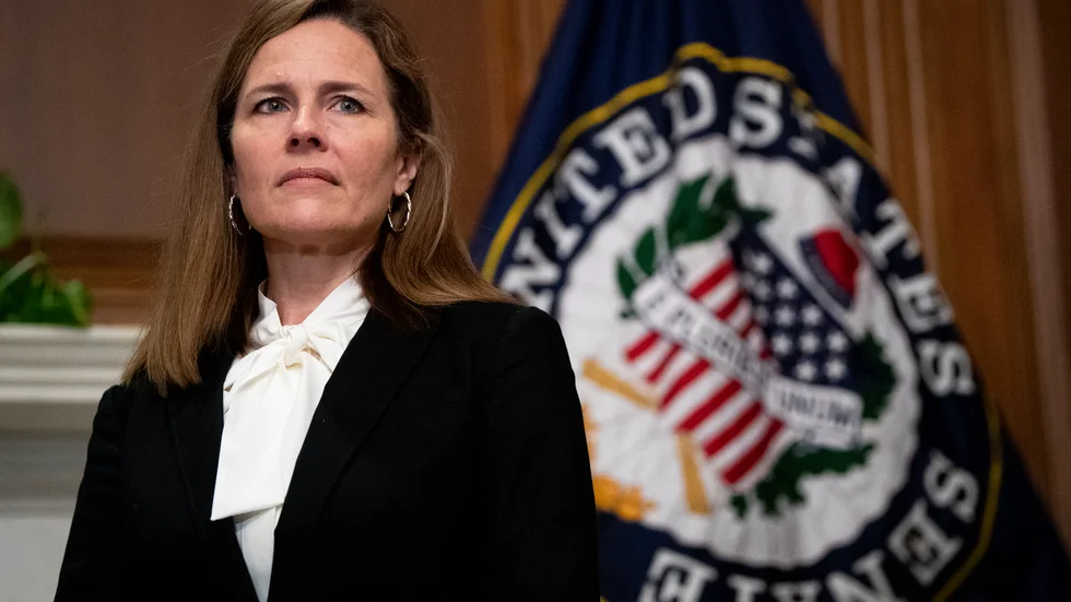 Domarkandidaten Amy Coney Barrett frågas ut i senaten.