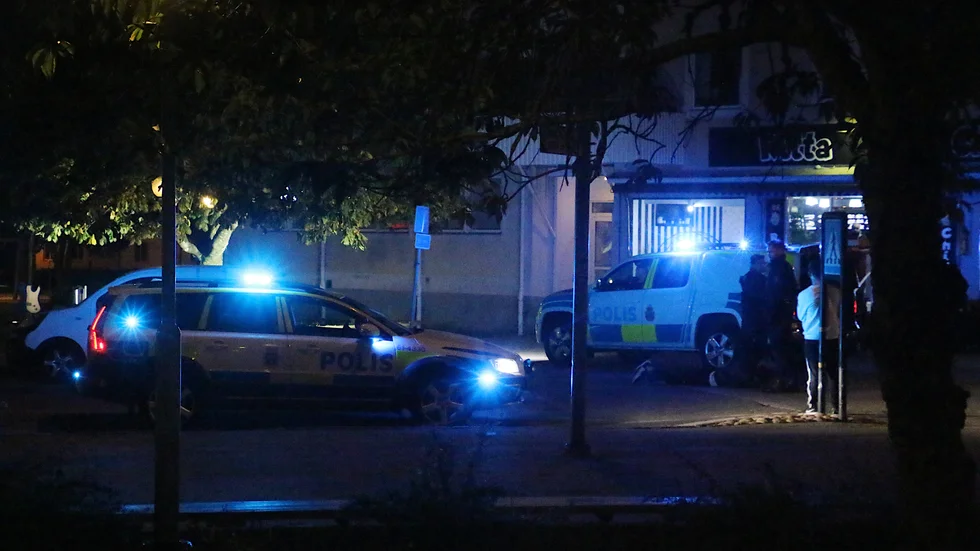 Två män sitter anhållna, misstänkta för grov misshandel och narkotikabrott, efter ett bråk i centrala Hultsfred på tisdagskvällen.