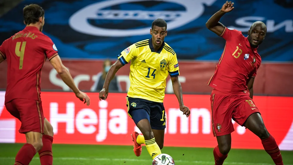 Alexander Isak (mitten) spelar från start i kvällens Nations League-möte med Kroatien i Zagreb.
