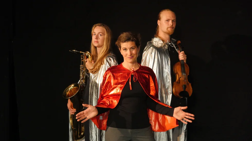 På lördag har Teater K:s första föreställning inom ramen för "Scenario 2030" premiär i Katrineholm. På söndag spelas "Livskrisen" i Nyköping. På scenen Alice Andersson,  Adam Bülow och Julia Freij.